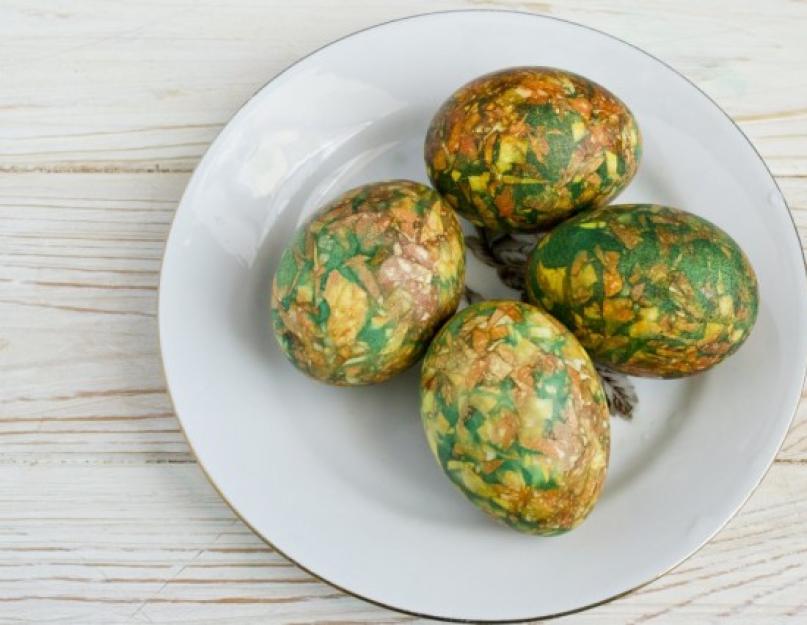Мраморные яйца в луковой с зеленкой. Мраморные яйца на Пасху (зеленка и луковая шелуха). Луковая шелуха и зеленка