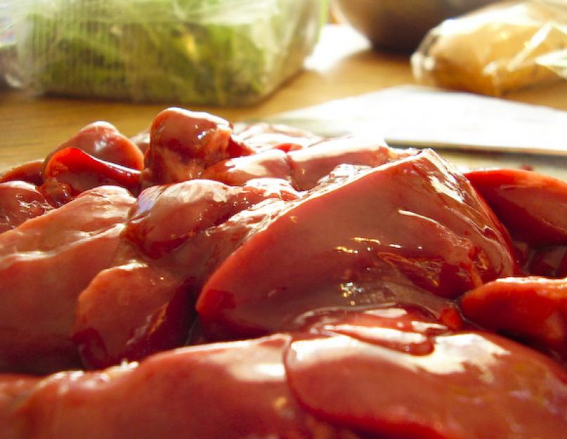 Salade de foie à la sauce aux framboises.  Salade de foie et sauce aux framboises Salade de foie de poulet aux framboises