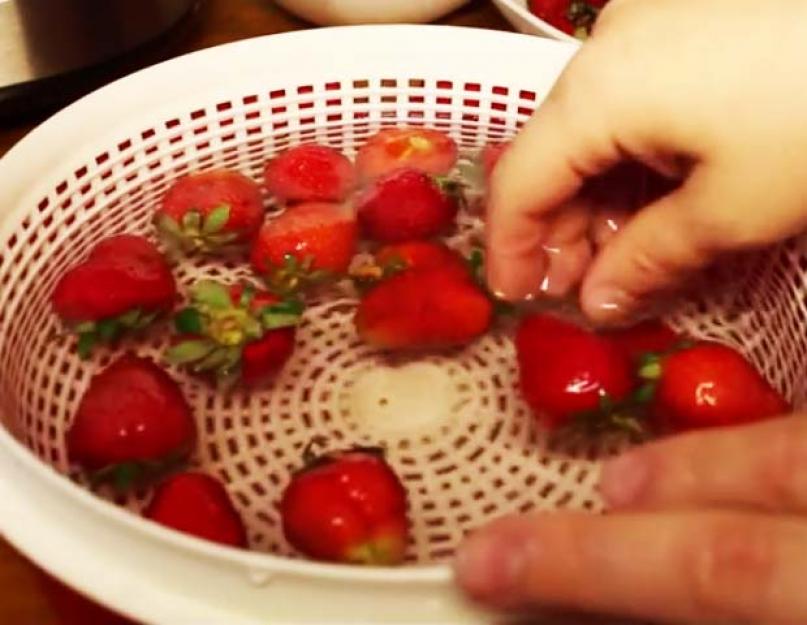 Клубничное варенье с целыми ягодами. Как варить клубничное варенье с целыми ягодами