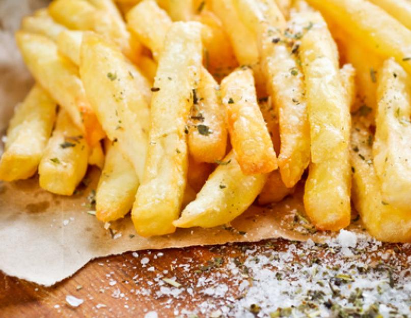 Comment bien faire frire des frites dans une poêle.  Un régal savoureux pour la famille.  Comment faire des frites à la maison dans une poêle