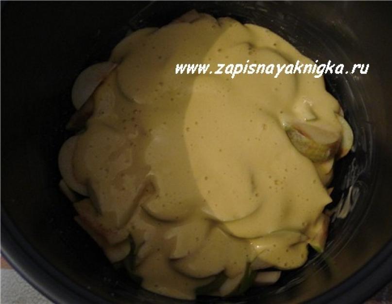  Бисквитная шарлотка с творогом и яблоками (рецепт в мультиварке или духовке)