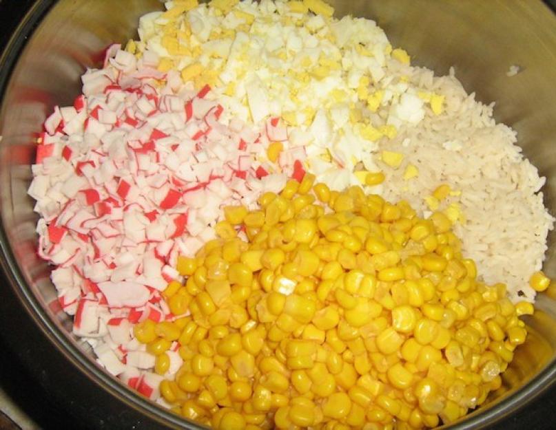  Различные вариации на тему салата из крабовых палочек с кукурузой и рисом