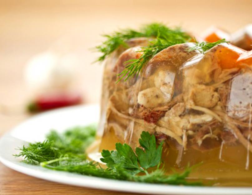 Recette de pilon de poulet en gelée.  Délicieuse viande en gelée à base de filet et de cuisses de poulet.  Recette de cuisine étape par étape