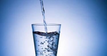 Den korrekte teknologi til at fortynde alkohol med vand derhjemme