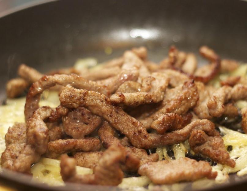 Бефстроганов из свинины – заманчивый аромат и сногсшибательный вкус. Бефстроганов из свинины со сметаной