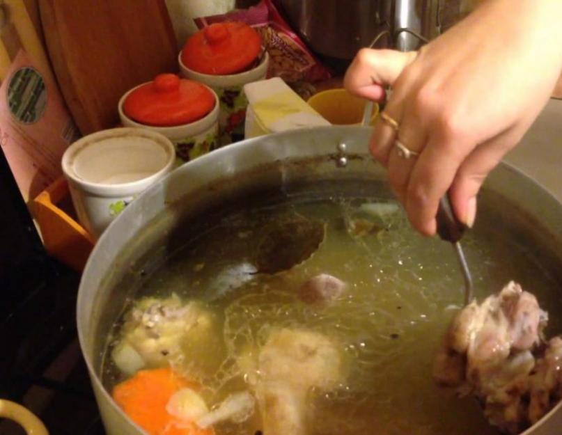Холодец из куриных голеней без желатина. Как приготовить домашний холодец из курицы и свинины. Студень из куриных крылышек без желатина
