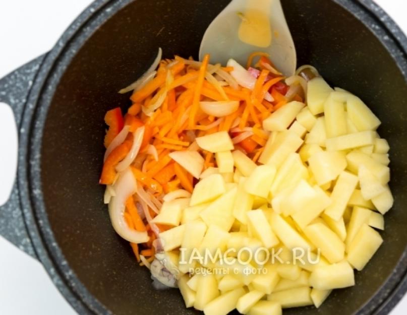 Рагу из картошки морковки и лука. Овощное рагу с картофелем, баклажанами и сладким перцем. Овощное рагу с баклажанами, картошкой и капустой в мультиварке