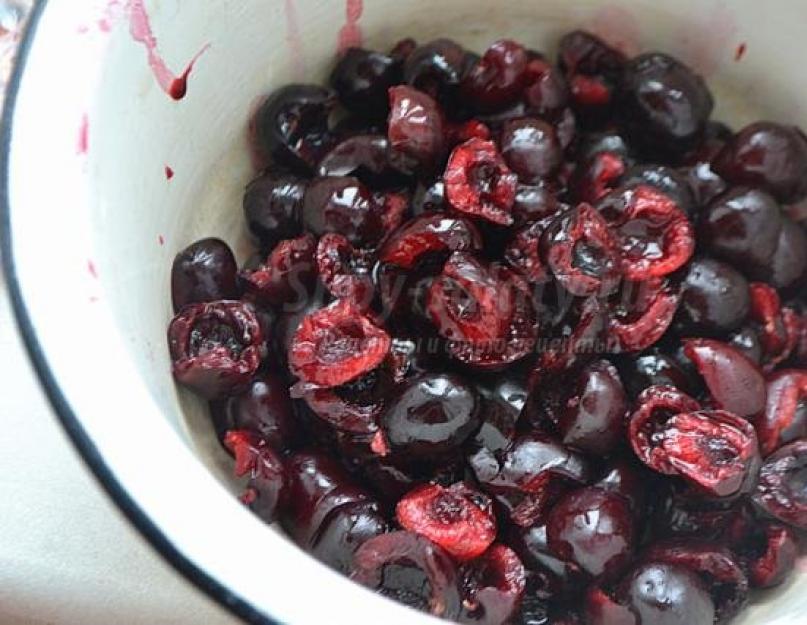 Sauce aux cerises pour les plats de viande.  Sauce aux cerises aigre-douce pour la viande.  Sauce aux cerises pour viande grillée