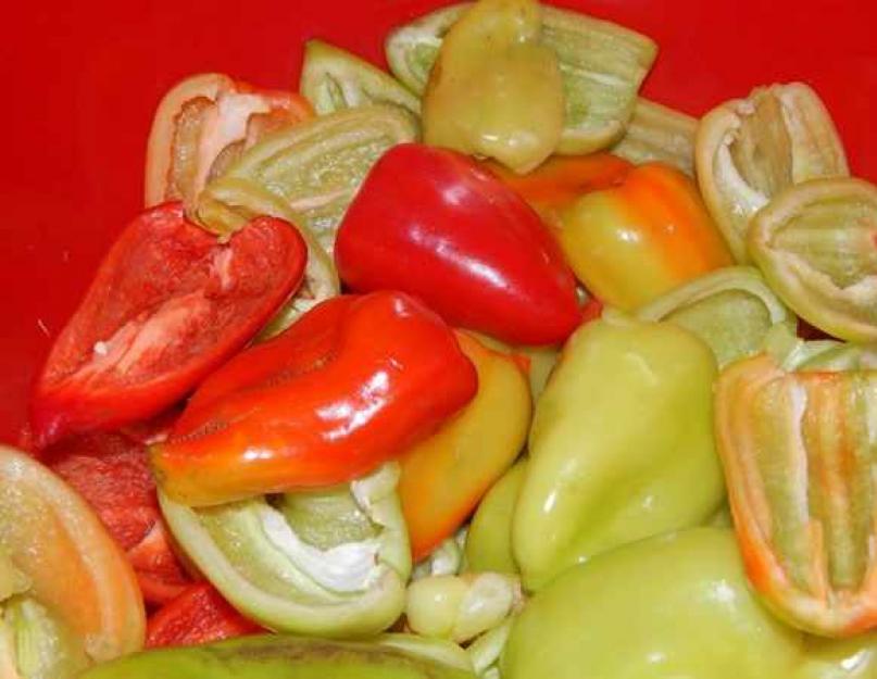 Lecho à la maison avec du concentré de tomate.  Lecho à la pâte de tomate.  Lecho au poivre, pâte de tomate et feuille de laurier