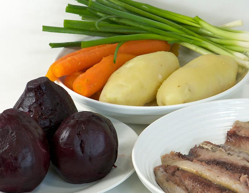 Que représente la salade chouba ?  D'où vient le nom « Hareng sous un manteau de fourrure » ?