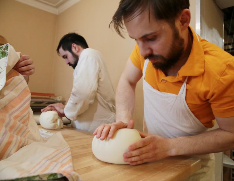 Pain de Pâques.  Artos est le pain de Pâques pour les chrétiens orthodoxes.  Consécration et consommation du pain d'église