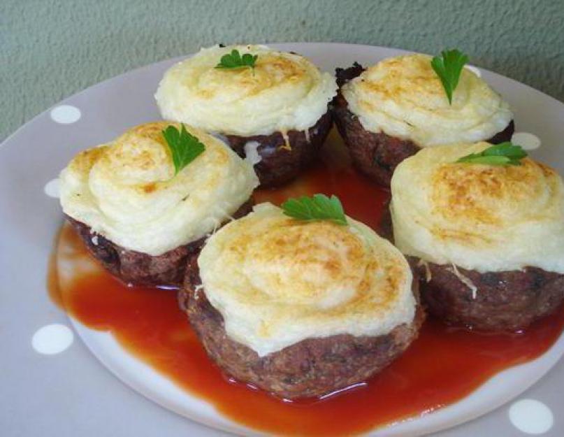 Plats de nids de pâtes à la viande hachée.  Nids de pâtes à la viande hachée dans une recette de poêle avec photos