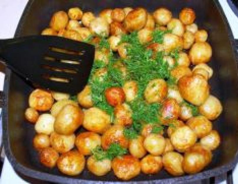 Как сделать жареную картошку хрустящей сковороде. Вкусная картошка с жареными шкварками. Как жарить картошку кружками на сковороде