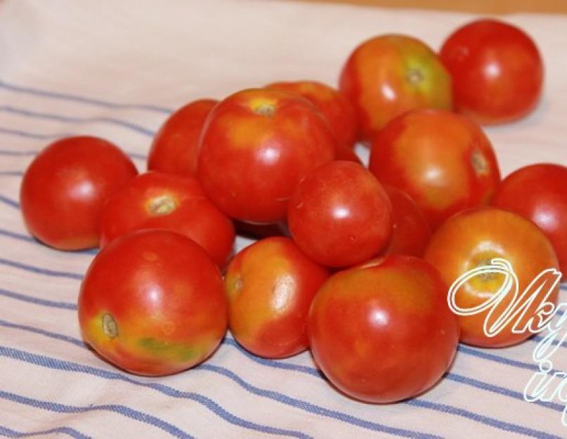 Verser pour la mise en conserve de tomates.  Conserver des tomates pour l'hiver.  Cuisiner en bocal : recette pas à pas de tomates en conserve