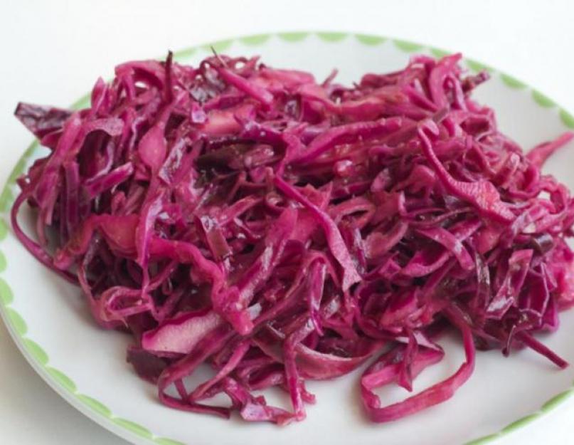 Les recettes de salades sont rapides et délicieuses.  Salade légère et saine avec haricots, maïs et croûtons.  Salade rapide aux haricots et bâtonnets de crabe