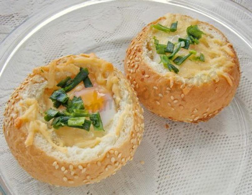 Оригинальная яичница на завтрак, запеченная в булочке. Яйцо в булочке в духовке
