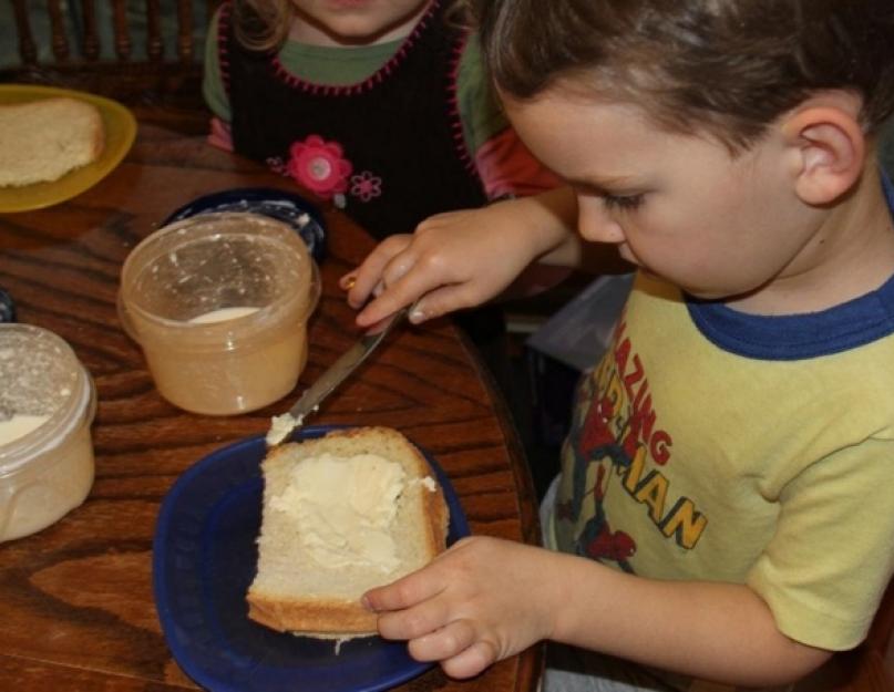 Дети едят масло. Масло сливочное для детей. Ребенок ест сливочное масло. Сливочное масло в детском саду. Масло сливочное в детском садике.