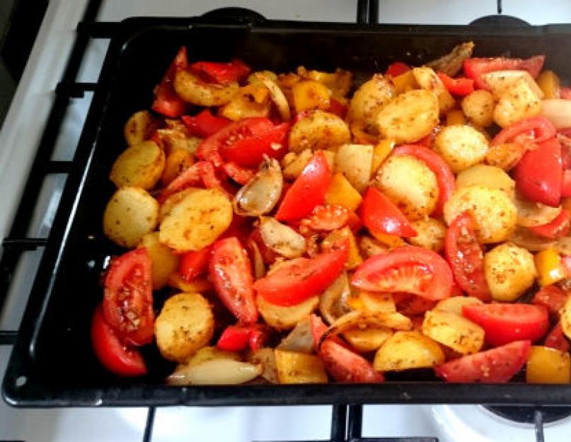 Картошка под помидорами и сыром в духовке. Картофель запечённый с помидорами