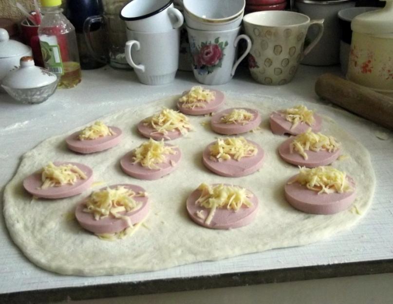 Пирожки с сыром и вареной колбасой. Простой рецепт приготовления сырного пирога с начинкой из копченой колбасы. Самса с сыром и колбасой