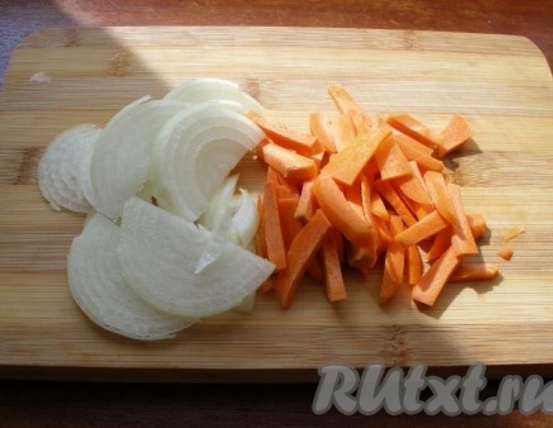 Ragoût de bœuf aux légumes et champignons.  Bœuf mijoté aux champignons et légumes Bœuf mijoté aux champignons et légumes