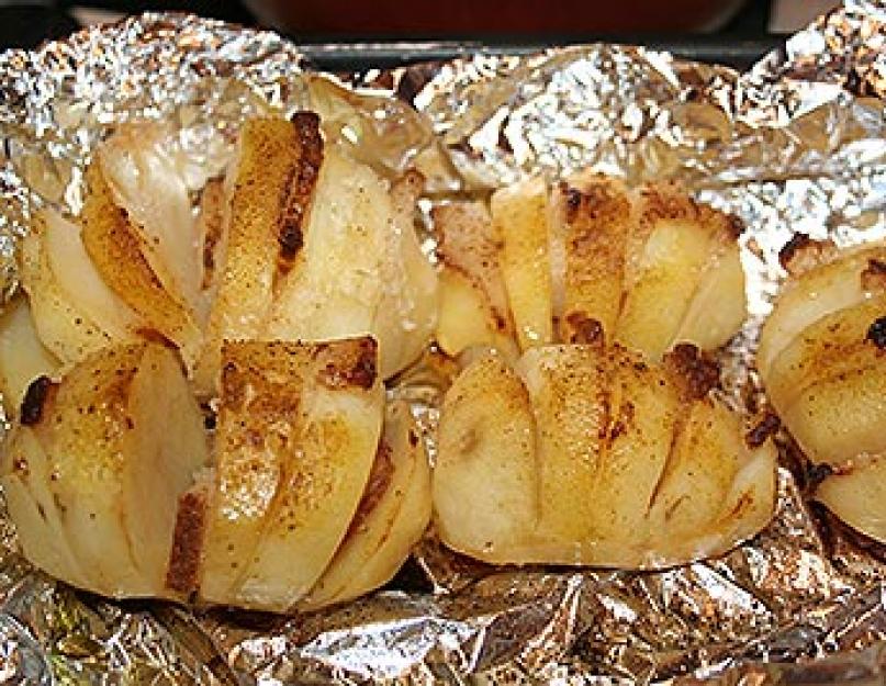 Рецепт картошки в фольге запеченная с салом. Картофель, запеченный с салом и луком в фольге