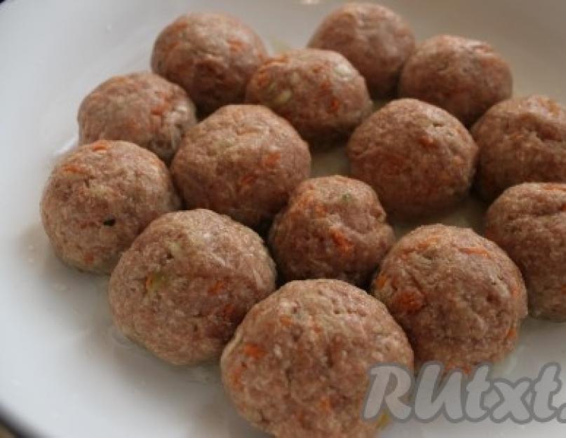 Boulettes de viande aux légumes.  Délicieuses boulettes de viande avec sauce aux légumes