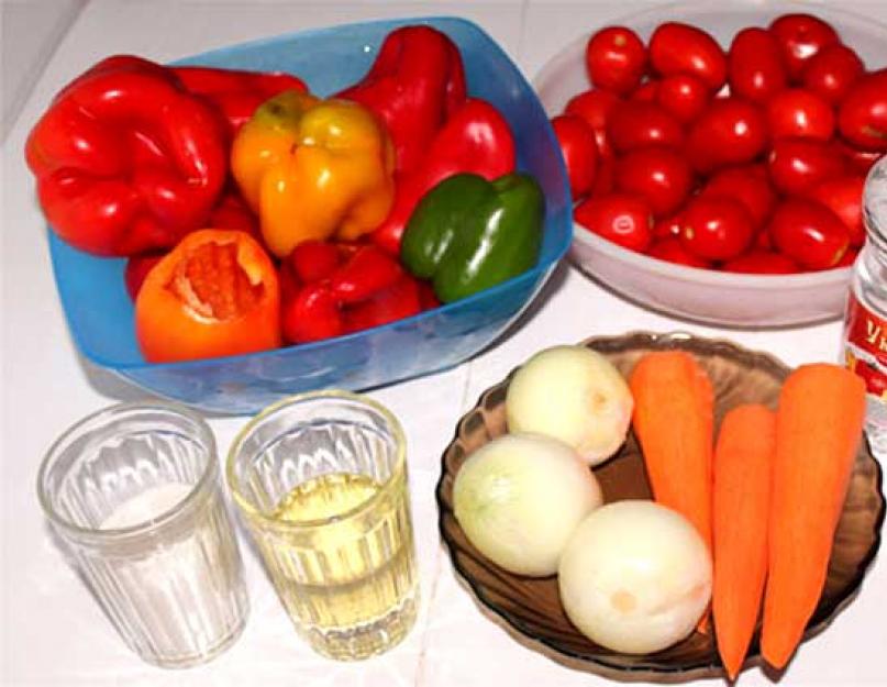 Poivrons et carottes pour l'hiver.  Comme un produit semi-fini prêt à l'emploi.  Choucroute aux poivrons et carottes