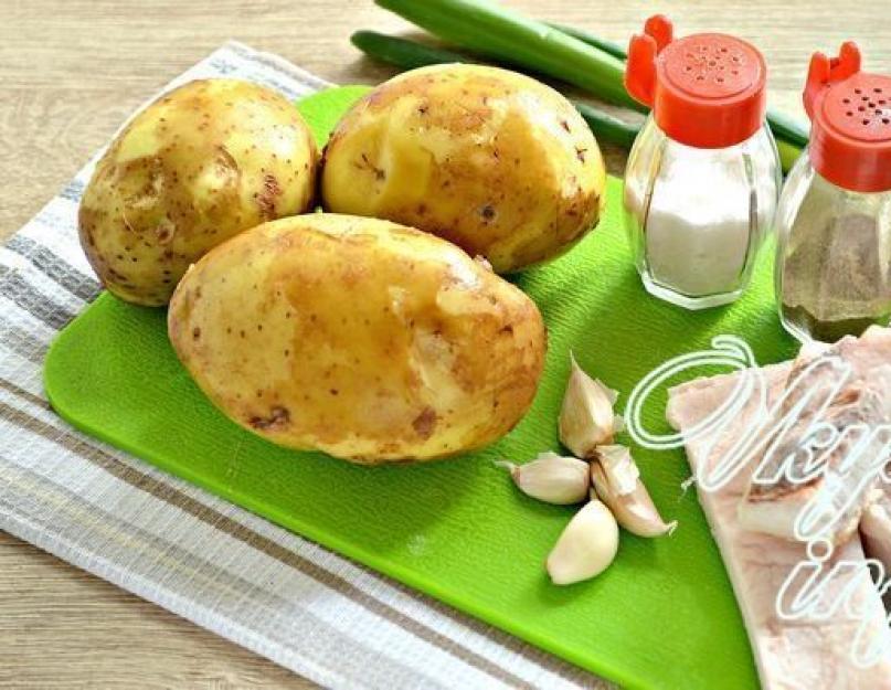 Печеный картофель с салом в духовке. Жареная картошка с салом. Печеная картошка с салом в фольге