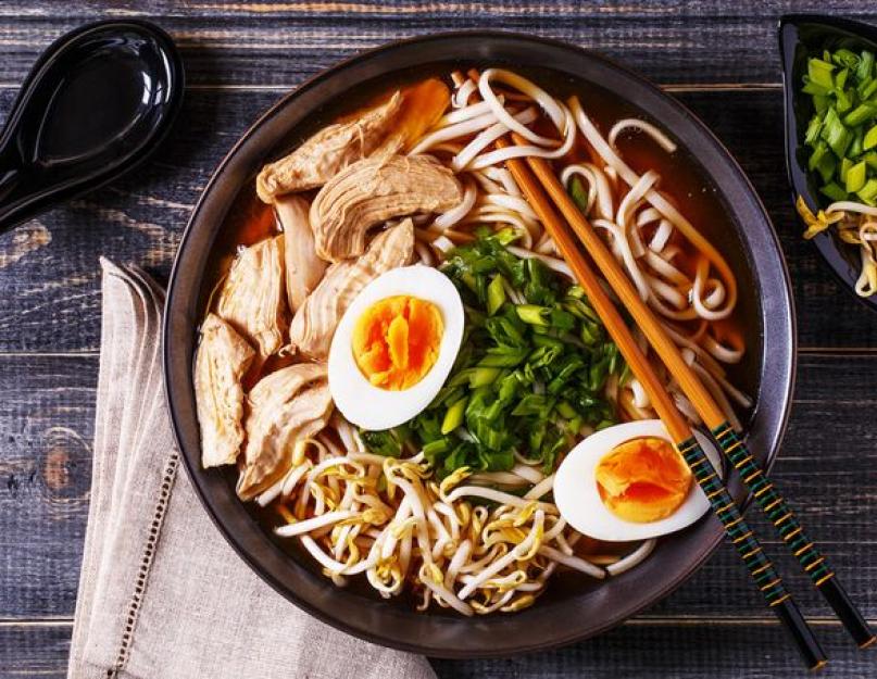 Nouilles instantanées doshirak chan ramen - « chan ramen de doshirak - nouilles instantanées qui doivent être bouillies.  restauration rapide ou plat indépendant ?  photos d'épices, de nouilles avant et après cuisson.  Recette de ramen avec ragoût sur le feu