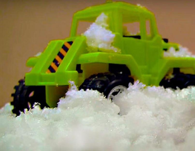Как сделать искусственный снег своими руками. Снег из детского подгузника. Как сделать снег своими руками из туалетной бумаги