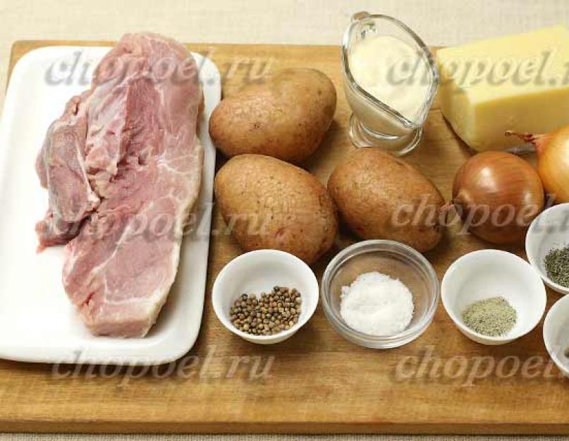 Recette pour cuisiner de la viande à la française avec des pommes de terre.  Nous sommes prêts à surprendre avec les produits que nous avons en stock.  Poulet français au four