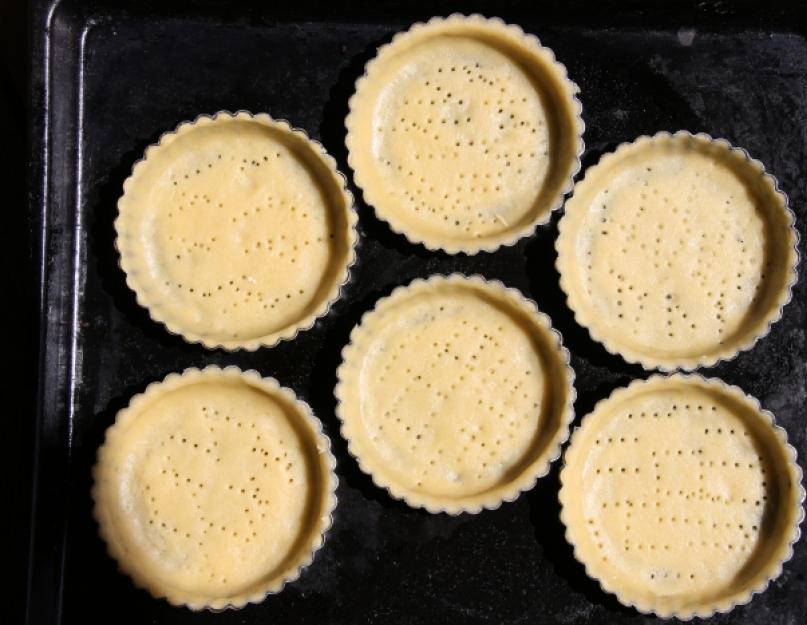 Recette de tartelettes aux fruits rouges et crème anglaise.  Tartelettes à la crème vanille et baies fraîches.  Pâte brisée pour tartelettes