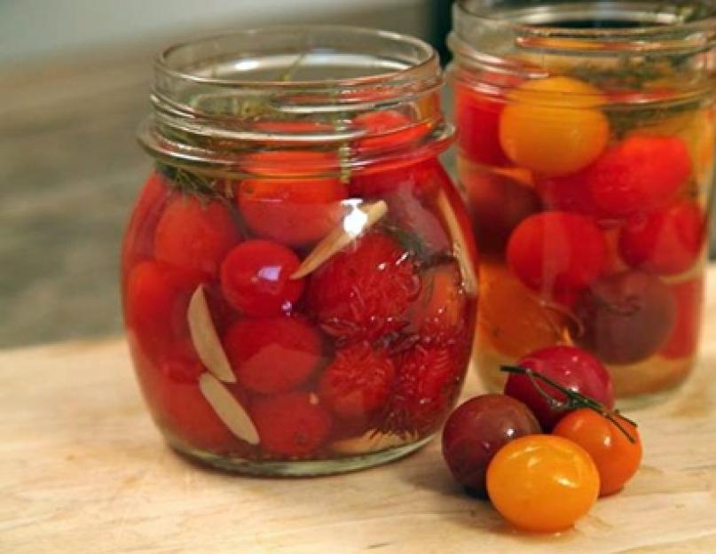 Tomates cerises rapides légèrement salées en sachet.  Ambassadeur de la cerise chaude.  Tomates cerises marinées à l'ail et aux herbes