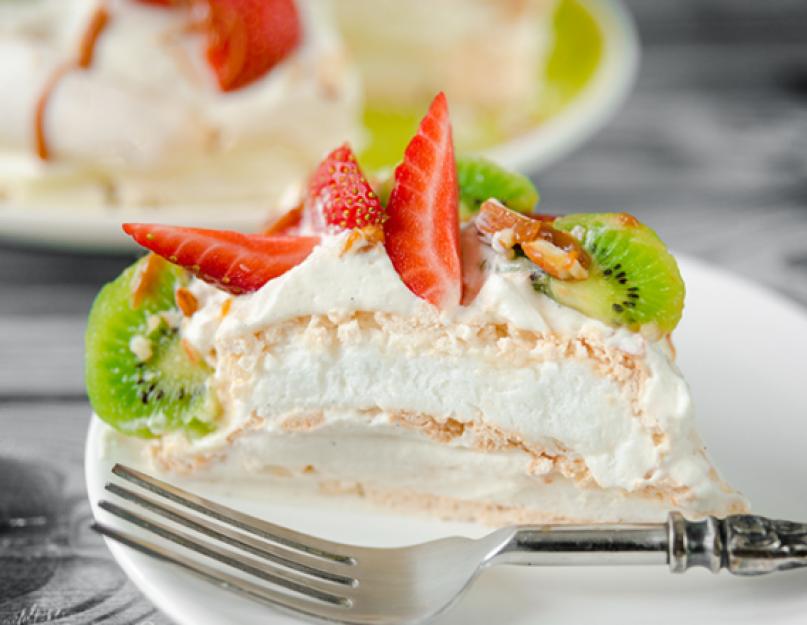 Gâteau à la guimauve avec crème anglaise.  Recette de gâteau à la guimauve sans cuisson de Laima Vaikule.  L'avancement des travaux consiste à effectuer des manipulations simples