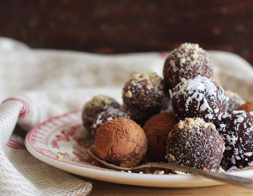 Bonbons PP à base de fromage cottage et de flocons de noix de coco.  Bonbons faits maison à base de fruits secs et de noix.  Bonbons au chocolat PP au goût de café