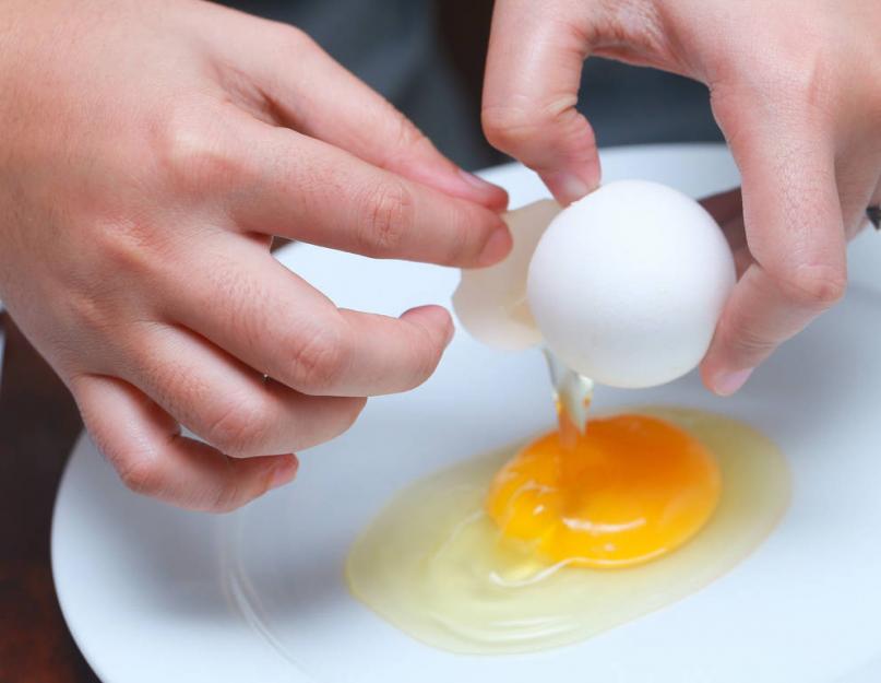 Как проверить хорошее ли яйцо. Для чего трясти куриное яйцо. Обряд на определение и выкатывание порчи при иконах