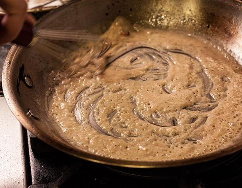 Comment faire correctement une sauce avec de la farine.  Ingrédients pour préparer une sauce épaisse avec de la viande.  Sauce aux champignons pour ragoût de viande