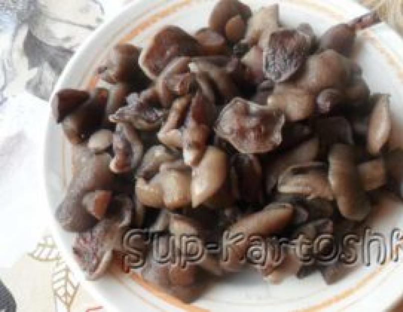 Жареная картошка с грибами на сковороде. Жареная картошка с луком и грибами рецепт с фото