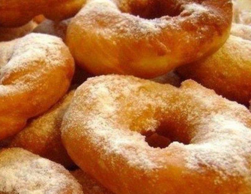 De délicieux beignets aérés rapidement et facilement.  Les beignets frits dans une poêle seront appréciés aussi bien par les adultes que par les enfants.  Comment faire cuire des beignets frits dans une poêle en une demi-heure