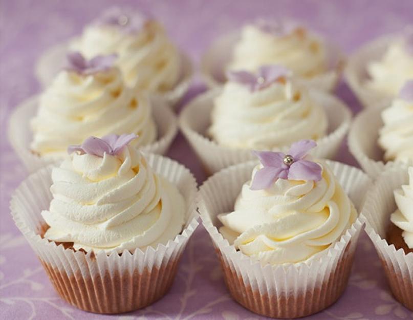 La crème la plus délicieuse pour les cupcakes.  Crème au fromage pour cupcakes : les meilleures recettes, caractéristiques de cuisine et critiques.  #8 Meringue italienne