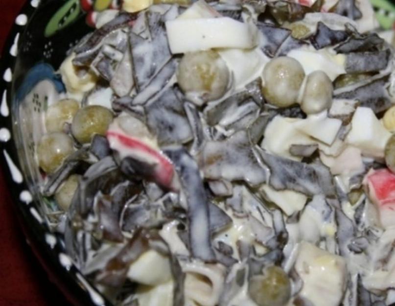 Салат из морской капусты с яйцом, огурцом, кукурузой и крабовыми палочками. Салат из морской капусты с крабовыми палочками. Рецепт с фото