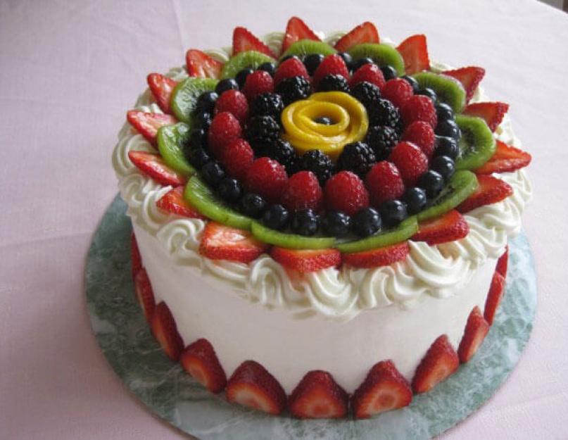 Décorer des gâteaux avec des baies à la maison.  Décoration de gâteau originale aux fruits.  Comment faire des fleurs à partir de fruits