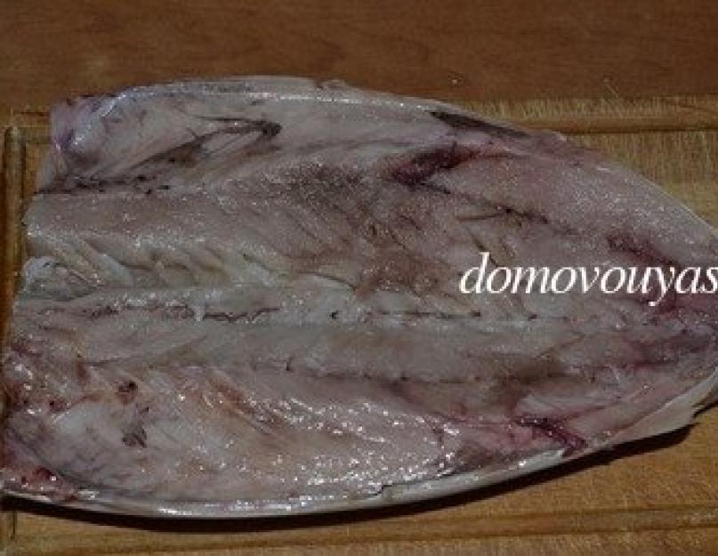 Рецепт как запечь скумбрию в духовке. Другие рецепты рыбы. Скумбрия на луковой подушке с тмином в рукаве