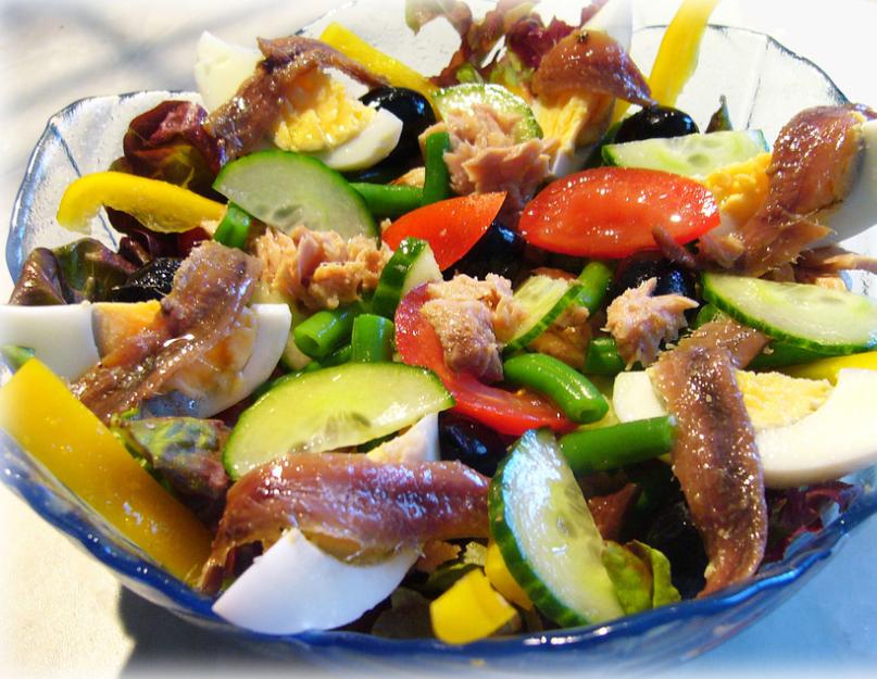  Рецепты салатов с консервированным тунцом с фото