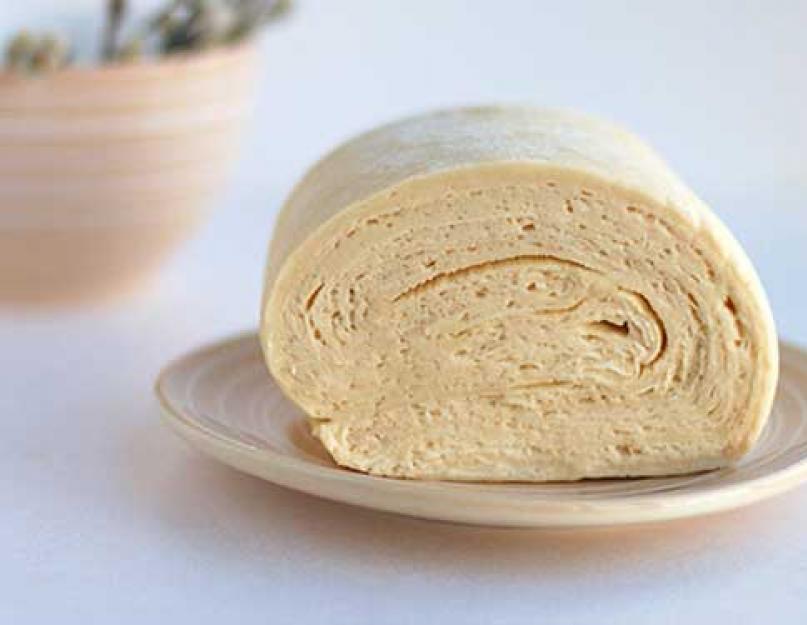 тесто на столе. дрожжевое опарное тесто. постное тесто. тесто 10 минут. тесто постное слоеное бездрожжевое.