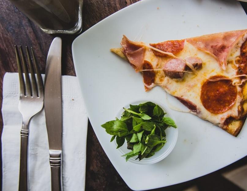 Combien de calories y a-t-il dans une tranche de pizza au jambon ?  Épais et mince.  La pizza dans l'alimentation de ceux qui surveillent leur silhouette