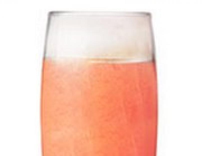 Cocktail rose : une boisson bohème Bellini.  Bellini est le cocktail vénitien préféré de la bohème créative.  La recette originale du Spritz vénitien