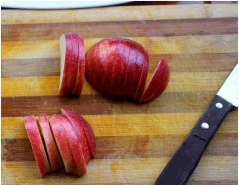 Recette de charlotte diététique aux pommes et flocons d'avoine.  « Charlotte au régime », ou comment cuisiner une tarte traditionnelle tout en maigrissant.  Charlotte diététique aux pommes, flocons d'avoine et stevia