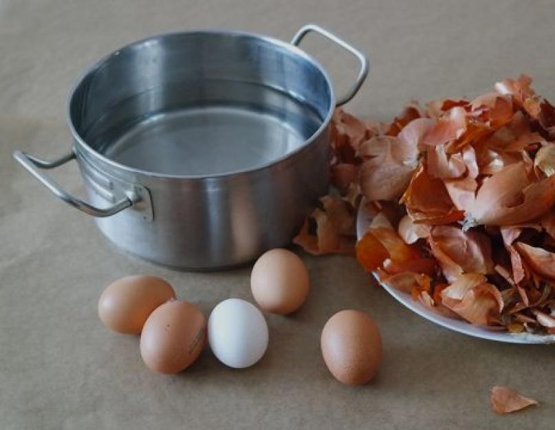 Яйца в луковой шелухе с рисунком. Рецепт: Пасхальные яйца - способ окраски яиц с листочками. До минут – светлые, золотистые или бежевые