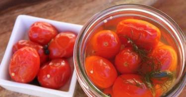 Cómo encurtir tomates en frascos para el invierno utilizando métodos fríos y calientes, y por qué a los tomates les encantan las zanahorias